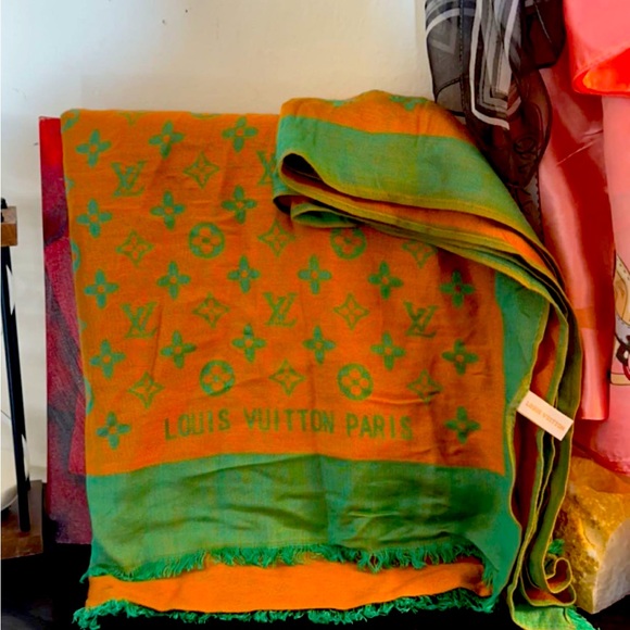 NEW 100%Auth/Louis Vuitton/Gold & Green/Silk/Viscose/Wool SHINY MONOGRAM SHAWL - Picture 2 of 7